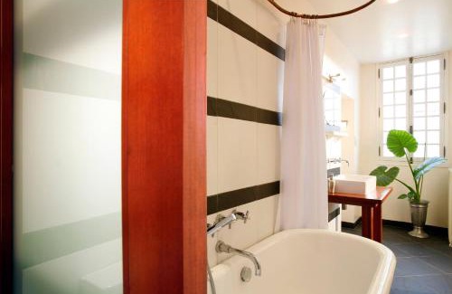 Saintes Bed & Breakfast | La Porte Rouge - The Red Door Inn