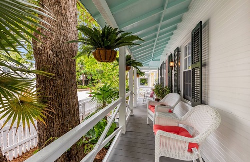 White St. Gallery Apartment | LA PUERTA PEQUENA ~ Charming 1 Bedroom, 1 Bathroom w/Loft in Old Town!