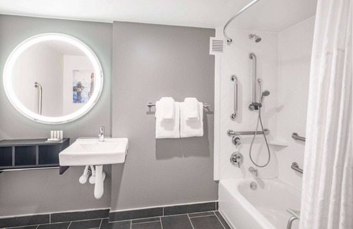Rosemont Hotel | La Quinta by Wyndham Chicago O'Hare Airport