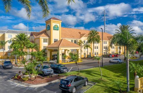 Florida Center Hotel | La Quinta by Wyndham Orlando Universal area - Free Shuttle to Universal