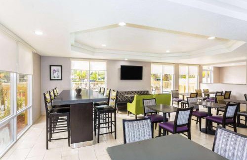 Florida Center Hotel | La Quinta by Wyndham Orlando Universal area - Free Shuttle to Universal