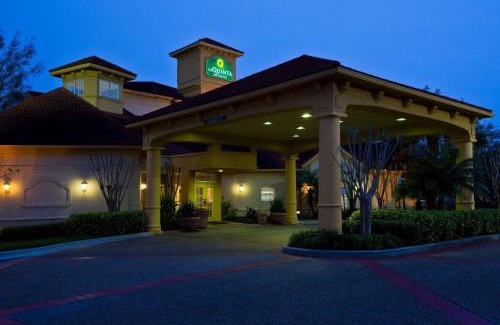 Terrace Park Hotel | La Quinta by Wyndham USF (Near Busch Gardens)