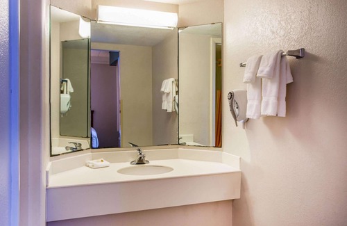 Norfolk - Virginia Beach Hotel | La Quinta Inn by Wyndham Norfolk Virginia Beach