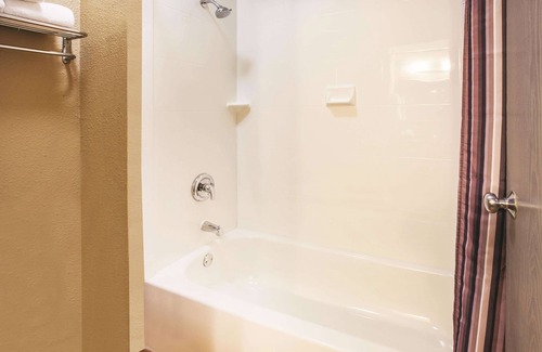Indianapolis Hotel | La Quinta Inn by Wyndham Indianapolis North at Pyramids