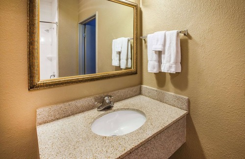 Indianapolis Hotel | La Quinta Inn by Wyndham Indianapolis North at Pyramids