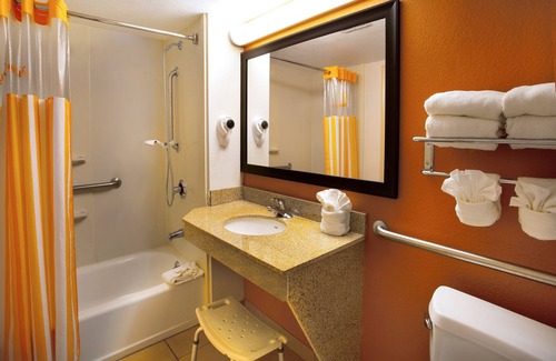 Florida Center Hotel | La Quinta Inn by Wyndham Orlando International Drive North