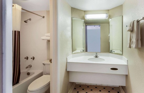 Northeast Heights Hotel | La Quinta Inn by Wyndham Albuquerque Northeast