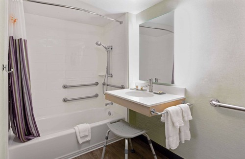 Downtown Hotel | La Quinta Inn & Suites by Wyndham San Francisco Airport N