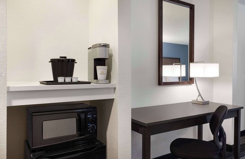Springfield Hotel | La Quinta Inn & Suites by Wyndham Springfield Airport Plaza