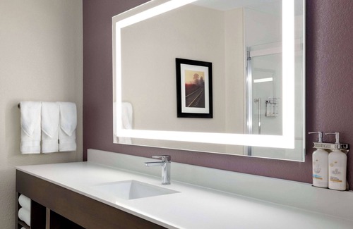 Springfield Hotel | La Quinta Inn & Suites by Wyndham Springfield Airport Plaza