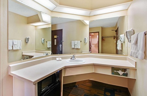 Northeast Heights Hotel | La Quinta Inn & Suites by Wyndham Albuquerque Journal Ctr NW