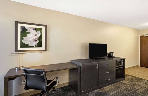 Columbus Hotel | La Quinta Inn & Suites by Wyndham Columbus MS