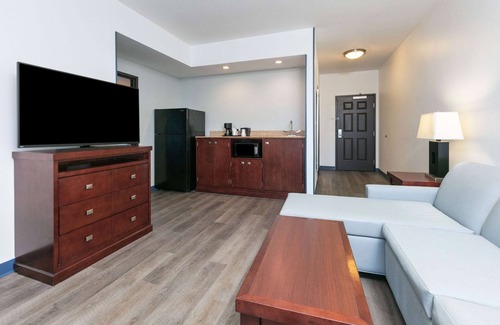 Richland Hills Hotel | La Quinta Inn & Suites by Wyndham Fort Worth NE Mall