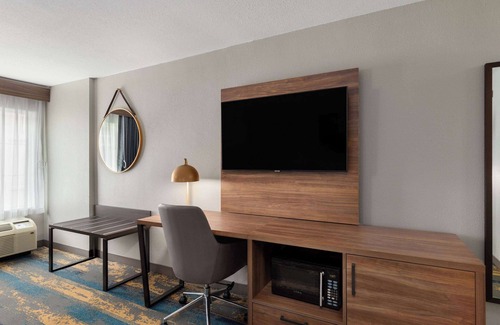 Knoxville Hotel | La Quinta Inn & Suites by Wyndham Knoxville Papermill