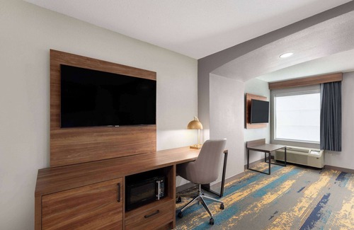 Knoxville Hotel | La Quinta Inn & Suites by Wyndham Knoxville Papermill