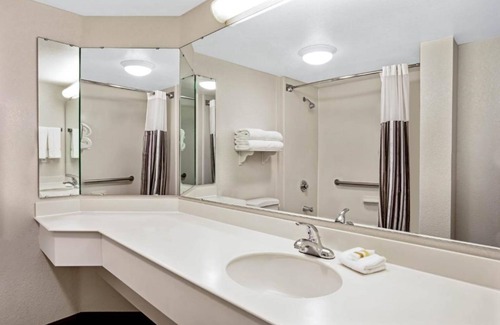 Myrtle Beach Hotel | La Quinta Inn & Suites by Wyndham Myrtle Beach Broadway Area