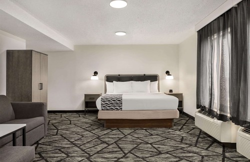 North Olmsted Hotel | La Quinta Inn & Suites by Wyndham Cleveland Airport West