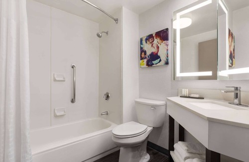 North Olmsted Hotel | La Quinta Inn & Suites by Wyndham Cleveland Airport West
