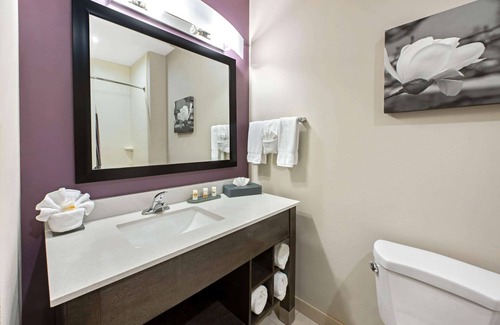 Westlake Hotel | La Quinta Inn & Suites by Wyndham Lake Charles - Westlake