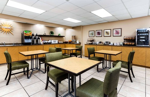 Clearwater Hotel | La Quinta Inn & Suites by Wyndham St. Pete-Clearwater Airpt