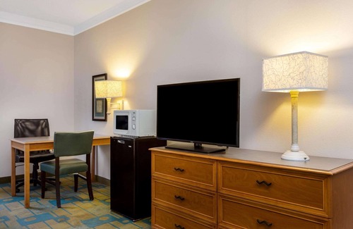 Clearwater Hotel | La Quinta Inn & Suites by Wyndham St. Pete-Clearwater Airpt