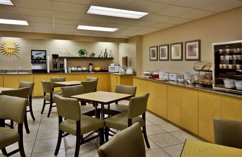 Clearwater Hotel | La Quinta Inn & Suites by Wyndham St. Pete-Clearwater Airpt