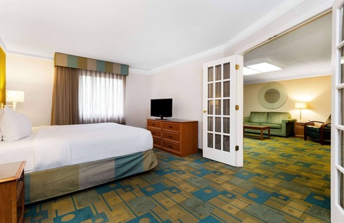 Clearwater Hotel | La Quinta Inn & Suites by Wyndham St. Pete-Clearwater Airpt