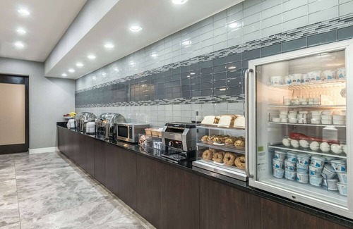 Arlington Hotel | La Quinta Inn & Suites by Wyndham Arlington North 6 Flags Dr