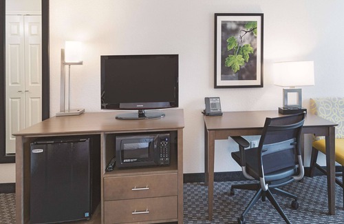 Arlington Hotel | La Quinta Inn & Suites by Wyndham Arlington North 6 Flags Dr