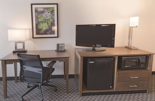 Arlington Hotel | La Quinta Inn & Suites by Wyndham Arlington North 6 Flags Dr