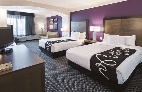 Arlington Hotel | La Quinta Inn & Suites by Wyndham Arlington North 6 Flags Dr