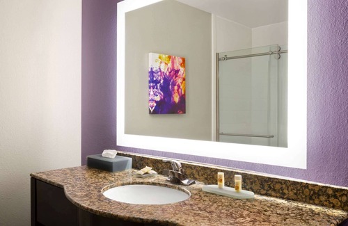 Lackawanna Hotel | La Quinta Inn & Suites by Wyndham Lackawanna