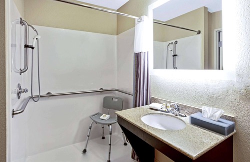 Garland Hotel | La Quinta Inn & Suites by Wyndham Garland Harbor Point