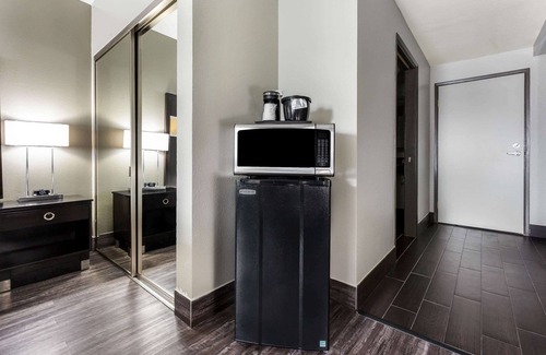 Pacific Beach Hotel | La Quinta Inn & Suites by Wyndham San Diego Mission Bay