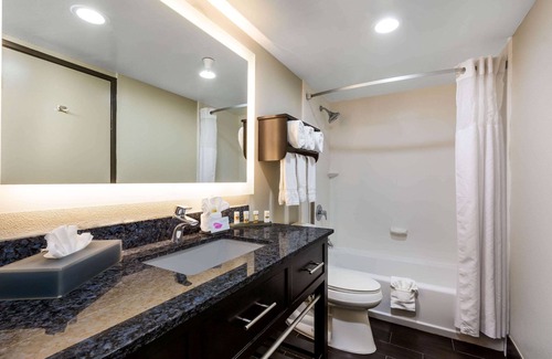 Pacific Beach Hotel | La Quinta Inn & Suites by Wyndham San Diego Mission Bay