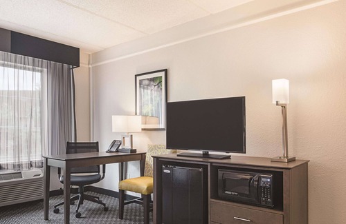 Sandy Springs Hotel | La Quinta Inn & Suites by Wyndham Atlanta Perimeter Medical
