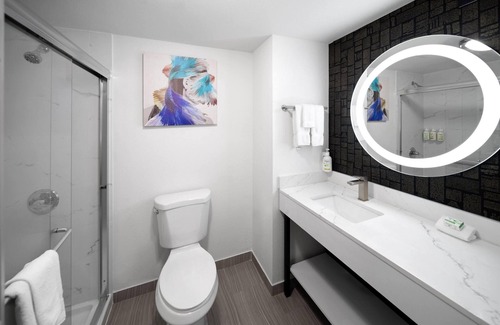 Houston Hotel | La Quinta Inn & Suites by Wyndham Houston Bush IAH South