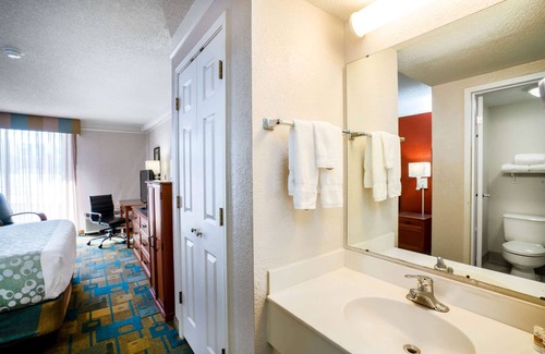 Merry Oaks Hotel | La Quinta Inn & Suites by Wyndham Nashville Airport/Opryland