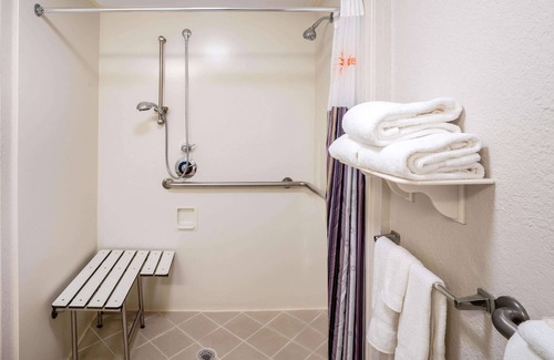 Merry Oaks Hotel | La Quinta Inn & Suites by Wyndham Nashville Airport/Opryland