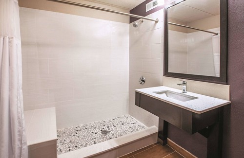 Fiskdale Hotel | La Quinta Inn & Suites by Wyndham Sturbridge