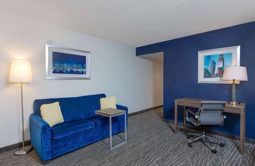 Secaucus Hotel | La Quinta Inn & Suites by Wyndham Secaucus Meadowlands