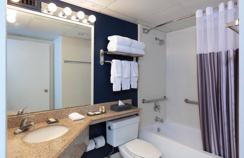 Secaucus Hotel | La Quinta Inn & Suites by Wyndham Secaucus Meadowlands