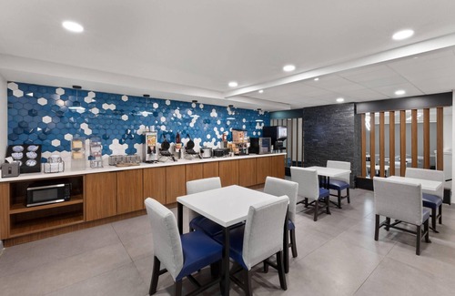 Stafford Hotel | La Quinta Inn & Suites by Wyndham Houston Stafford Sugarland