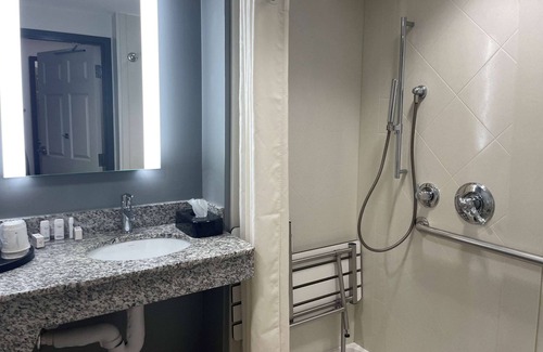 Tulsa Hotel | La Quinta Inn & Suites by Wyndham Tulsa Midtown