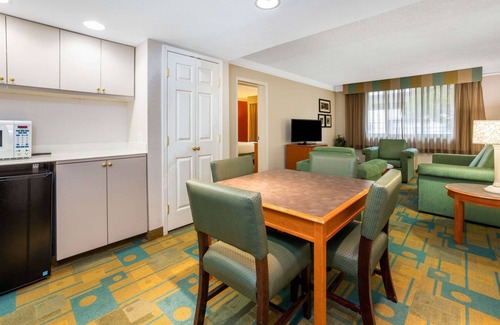 SeaTac Hotel | La Quinta Inn & Suites by Wyndham Seattle Sea-Tac Airport