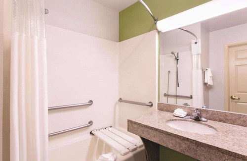 Sun Bay South Hotel | La Quinta Inn & Suites by Wyndham Tampa Bay Area-Tampa South