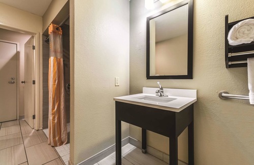Collinsville Hotel | La Quinta Inn & Suites by Wyndham Collinsville - St. Louis