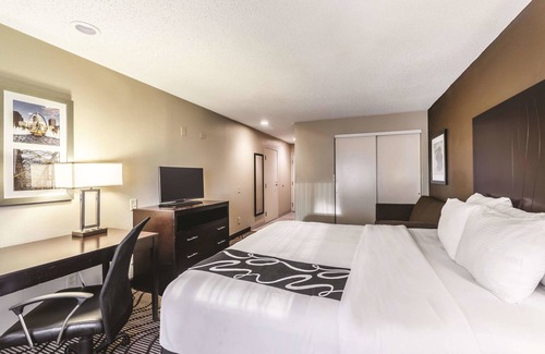 Collinsville Hotel | La Quinta Inn & Suites by Wyndham Collinsville - St. Louis