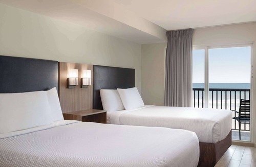 East Daytona Hotel | La Quinta Inn & Suites by Wyndham Oceanfront Daytona Beach