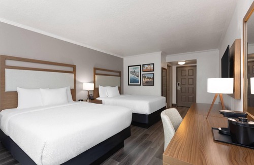 Survey Creek Hotel | La Quinta Inn & Suites by Wyndham Ft Lauderdale Cypress Cr